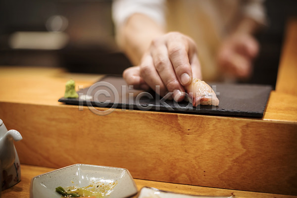 신선 40대 남자 신체부위 한국인 한명 JPG 아웃포커스 포토 방어(생선) 손 실내 오마카세 일본음식 일식요리사 일식집 초밥