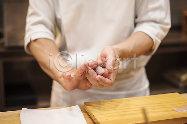 신선 40대 남자 중년 중년남자한명만 한국인 한명 JPG 앞모습 포토 나무도마 만들기 상반신 서기 실내 오마카세 일본음식 일식요리사 일식집 초밥