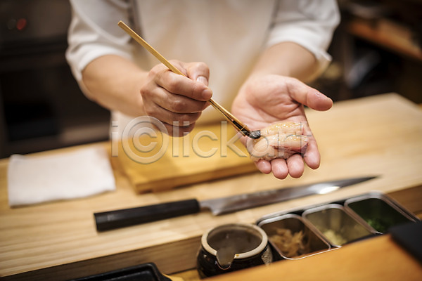 신선 40대 남자 중년 중년남자한명만 한국인 한명 JPG 앞모습 포토 나무도마 들기 만들기 붓 상반신 서기 실내 오마카세 일본음식 일식요리사 일식집 초밥