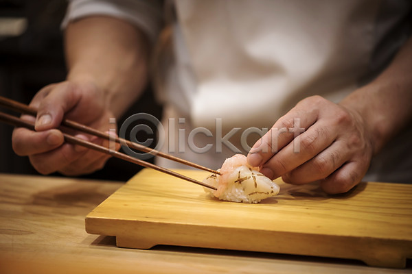 신선 40대 남자 중년 중년남자한명만 한국인 한명 JPG 앞모습 포토 나무도마 들기 상반신 서기 실내 오마카세 일본음식 일식요리사 일식집 젓가락 젓가락질 초밥