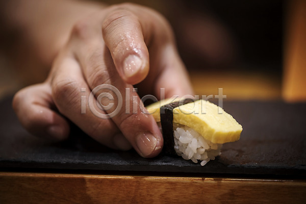 신선 신체부위 JPG 포토 계란초밥 돌접시 손 실내 오마카세 일본음식 일식요리사 일식집 잡기 초밥