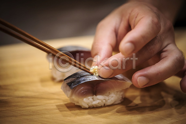 신선 신체부위 JPG 포토 고등어초밥 손 실내 오마카세 일본음식 일식요리사 일식집 젓가락 젓가락질 초밥
