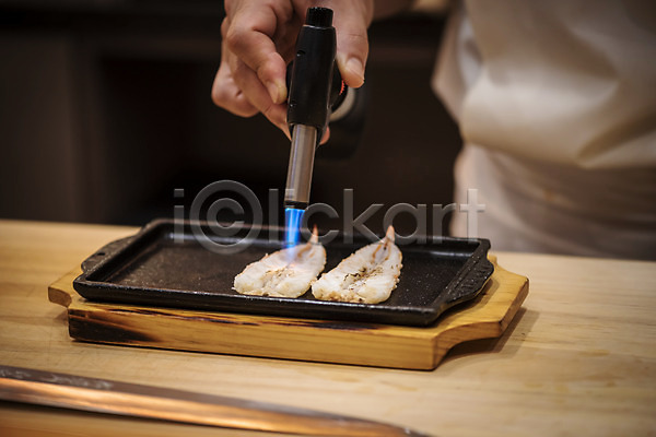 신선 신체부위 JPG 앞모습 포토 굽기 상반신 생선굽기 서기 손 실내 오마카세 일본음식 일식요리사 일식집 초밥 토치