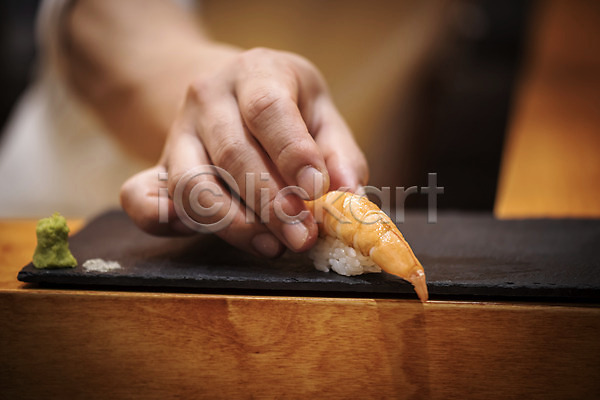 신선 남자 신체부위 JPG 아웃포커스 포토 돌접시 서기 손 실내 오마카세 일본음식 일식요리사 일식집 초밥