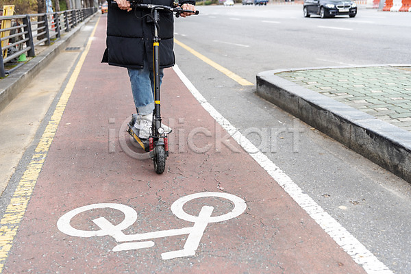 20대 남자 성인 성인남자한명만 한국인 한명 JPG 앞모습 포토 교통안전 모빌리티 서기 야외 운전 자전거도로 잡기 전동퀵보드 주간 하반신
