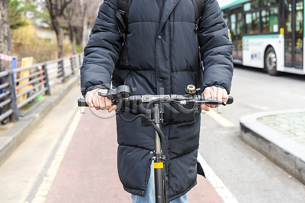 20대 남자 성인 성인남자한명만 한국인 한명 JPG 앞모습 포토 교통안전 모빌리티 상반신 서기 야외 운전 자전거도로 잡기 전동퀵보드 주간