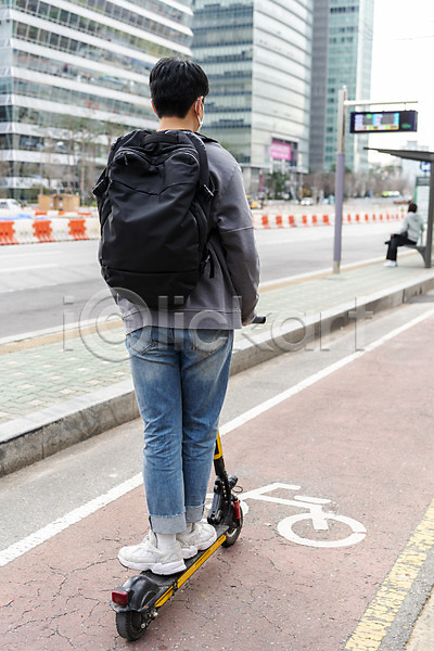 20대 남자 성인 성인남자한명만 한국인 한명 JPG 뒷모습 포토 교통안전 모빌리티 백팩 서기 야외 운전 위반 자전거도로 잡기 전동퀵보드 전신 주간