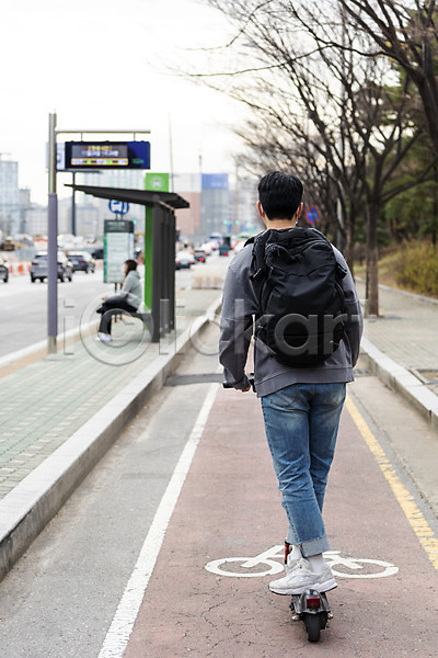 20대 남자 성인 성인남자한명만 한국인 한명 JPG 뒷모습 포토 교통안전 모빌리티 백팩 서기 야외 운전 위반 자전거도로 잡기 전동퀵보드 전신 주간