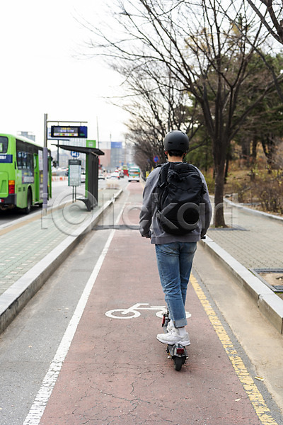 20대 남자 성인 성인남자한명만 한국인 한명 JPG 뒷모습 포토 교통안전 모빌리티 백팩 서기 야외 운전 자전거도로 잡기 전동퀵보드 전신 주간 헬멧