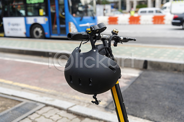 사람없음 JPG 아웃포커스 포토 걸림 교통안전 모빌리티 보행로 야외 전동퀵보드 주간 헬멧