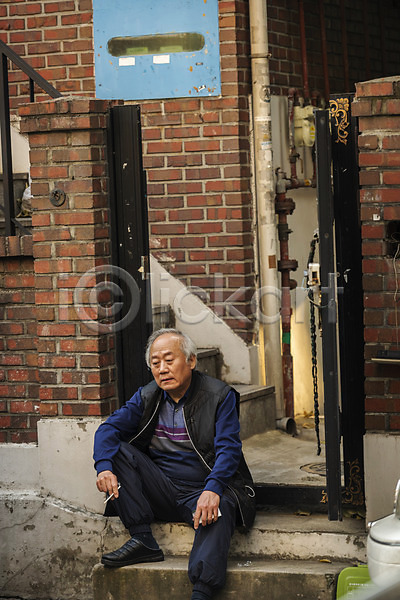 고독 70대 남자 노년 노인남자한명만 한국인 한명 JPG 앞모습 포토 계단 고령화 담배 독거노인 들기 실버라이프 앉기 야외 전신 주간 집앞 할아버지 흡연