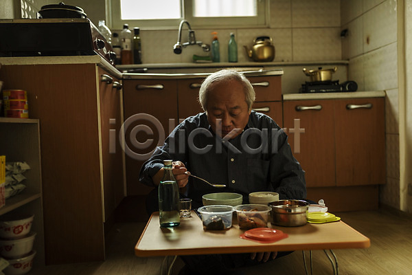 고독 70대 남자 노년 노인남자한명만 한국인 한명 JPG 앞모습 포토 고령화 독거노인 들기 상반신 숟가락 식사 식탁 실내 실버라이프 앉기 음식 주간 주방 할아버지
