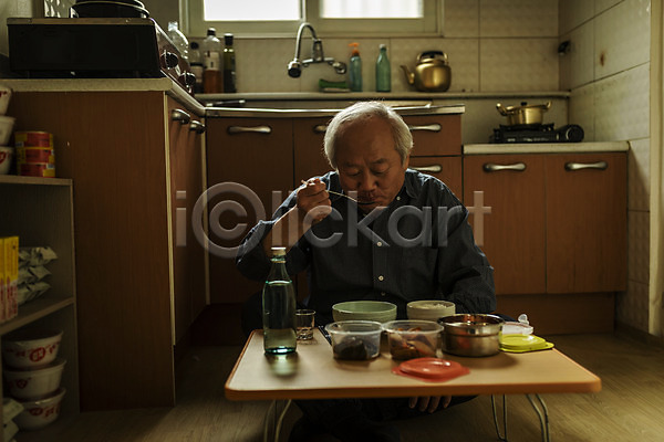 고독 70대 남자 노년 노인남자한명만 한국인 한명 JPG 앞모습 포토 고령화 독거노인 들기 먹기 상반신 숟가락 식사 식탁 실내 실버라이프 앉기 음식 주간 주방 할아버지