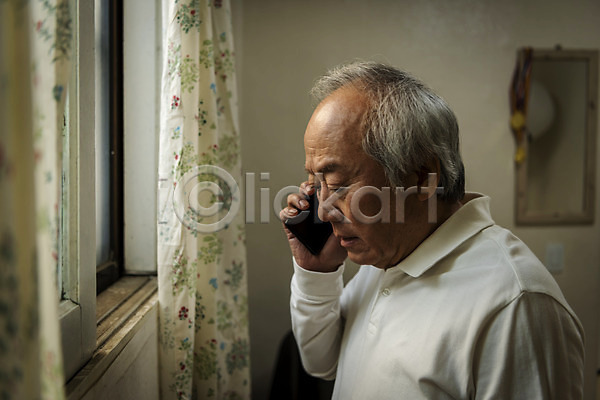 고독 70대 남자 노년 노인남자한명만 한국인 한명 JPG 옆모습 포토 고령화 독거노인 들기 상반신 스마트폰 실내 실버라이프 주간 통화 할아버지