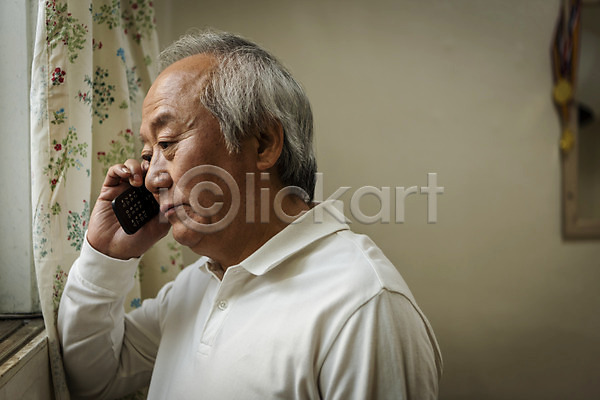 고독 70대 남자 노년 노인남자한명만 한국인 한명 JPG 옆모습 포토 고령화 독거노인 들기 상반신 스마트폰 실내 실버라이프 주간 통화 할아버지