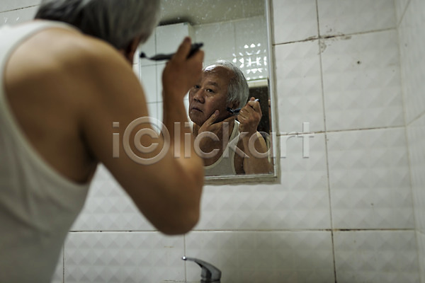 70대 남자 노년 노인남자한명만 한국인 한명 JPG 뒷모습 포토 거울 고령화 독거노인 들기 면도 면도기 상반신 실내 실버라이프 응시 주간 할아버지 화장실