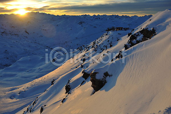 사람없음 JPG 포토 해외이미지 겨울 경사 눈내림 산 야외 언덕 일몰 일출 태양 풍경(경치) 프랑스 해외202004 해외202105 햇빛