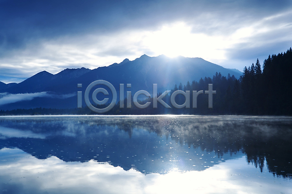 사람없음 JPG 실루엣 포토 해외이미지 구름(자연) 독일 산 숲 야외 일출 태양 풍경(경치) 해외202004 해외202105 햇빛 호수