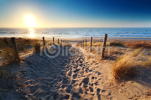 사람없음 JPG 포토 해외이미지 네덜란드 모래 바다 시골 야외 유럽 일몰 일출 태양 풍경(경치) 하늘 해외202004 해외202105 햇빛