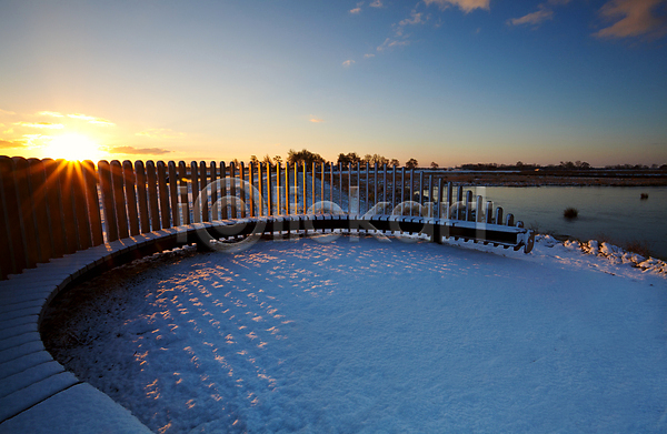사람없음 JPG 포토 해외이미지 겨울 네덜란드 시골 야외 일출 태양 풍경(경치) 해외202004 해외202105 햇빛 호수