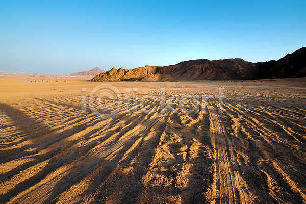사람없음 JPG 포토 해외이미지 모래 바위 사막 산 산등성이 시골 야외 언덕 일몰 일출 태양 풍경(경치) 해외202004 해외202105 햇빛