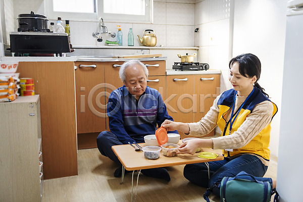 노인복지 봉사 30대 70대 남자 노년 두명 성인 여자 한국인 JPG 앞모습 옆모습 포토 독거노인 들기 뚜껑 밥상 보살핌 사회복지사 상반신 실내 앉기 전신 점심식사 주방