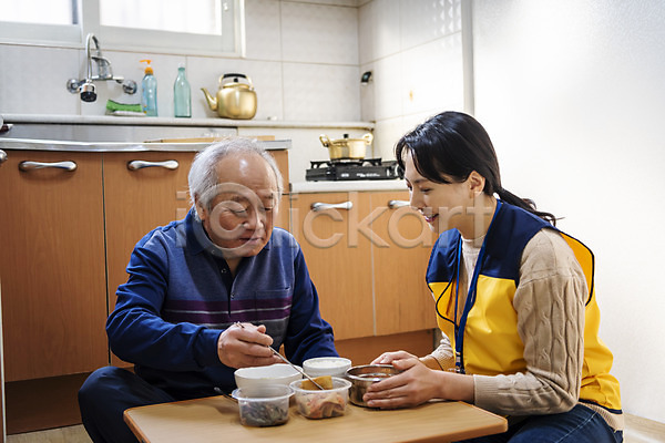 노인복지 봉사 30대 70대 남자 노년 두명 성인 여자 한국인 JPG 앞모습 옆모습 포토 독거노인 밥상 보살핌 사회복지사 상반신 식사 실내 앉기 점심식사 젓가락질 주방