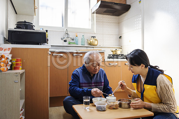 노인복지 봉사 30대 70대 남자 노년 두명 성인 여자 한국인 JPG 앞모습 옆모습 포토 독거노인 들기 밥상 보살핌 사회복지사 상반신 식사 실내 앉기 점심식사 젓가락질 주방