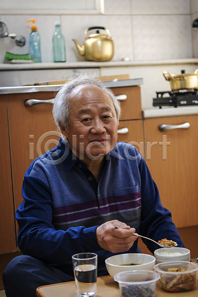 노인복지 봉사 70대 남자 노년 노인남자한명만 한국인 한명 JPG 앞모습 포토 독거노인 들기 밥상 보살핌 사회복지사 상반신 숟가락 식사 실내 응시 점심식사 주방