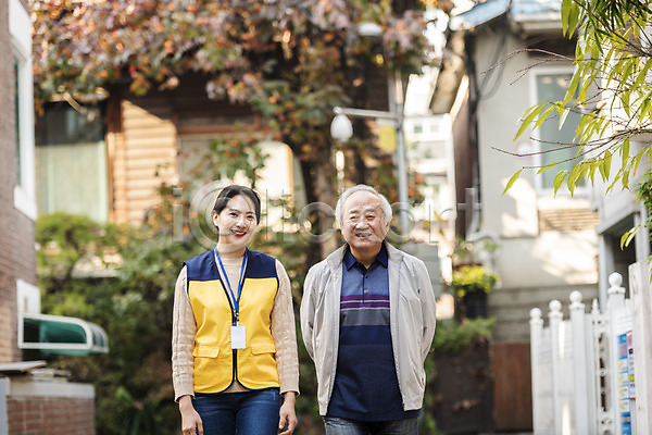 노인복지 봉사 산책 30대 70대 남자 노년 두명 성인 여자 한국인 JPG 앞모습 포토 독거노인 동행 뒷짐 미소(표정) 사회복지사 상반신 야외 주간 주택가