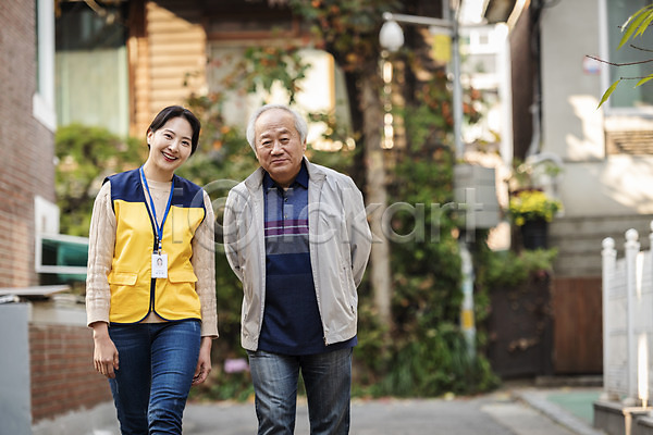 노인복지 봉사 산책 30대 70대 남자 노년 두명 성인 여자 한국인 JPG 아웃포커스 앞모습 포토 걷기 독거노인 동행 뒷짐 미소(표정) 사회복지사 상반신 야외 주간 주택가