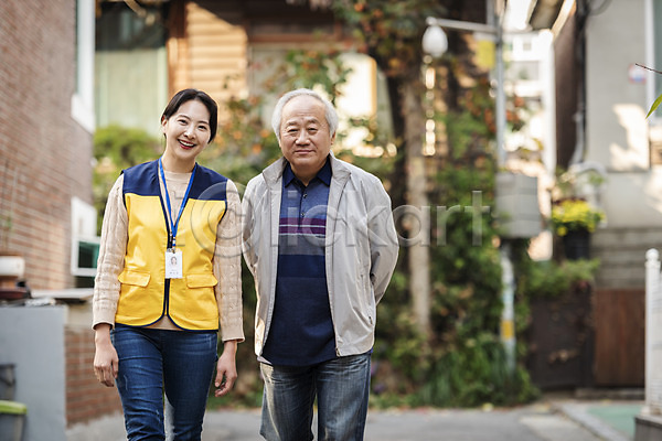 노인복지 봉사 산책 30대 70대 남자 노년 두명 성인 여자 한국인 JPG 아웃포커스 앞모습 포토 독거노인 동행 뒷짐 미소(표정) 사회복지사 상반신 야외 주간 주택가