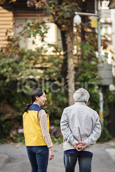 노인복지 봉사 산책 30대 70대 남자 노년 두명 성인 여자 한국인 JPG 뒷모습 아웃포커스 포토 독거노인 동행 뒷짐 미소(표정) 사회복지사 상반신 야외 주간