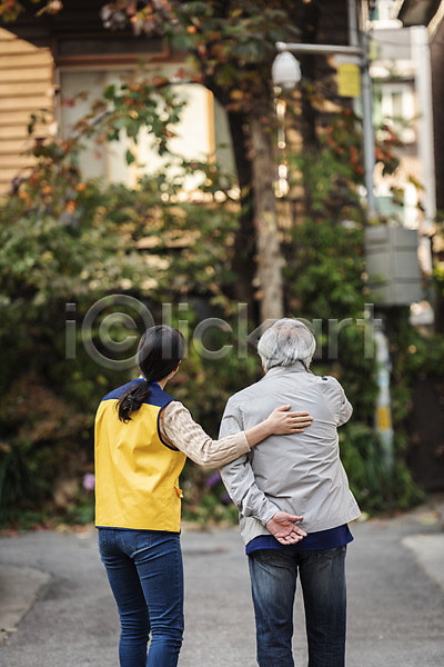 노인복지 봉사 산책 30대 70대 남자 노년 두명 성인 여자 한국인 JPG 뒷모습 포토 걷기 독거노인 동행 보살핌 사회복지사 상반신 손짓 야외 주간