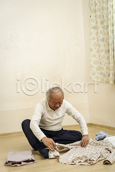 고독 70대 남자 노년 노인남자한명만 한국인 한명 JPG 앞모습 포토 가사 독거노인 빨래 빨래개기 실내 실버라이프 앉기 전신 정리 할아버지