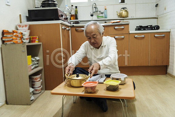 고독 70대 남자 노년 노인남자한명만 한국인 한명 JPG 앞모습 포토 독거노인 라면 상반신 식사 식탁 실내 실버라이프 앉기 주방 할아버지