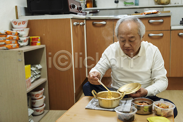 고독 70대 남자 노년 노인남자한명만 한국인 한명 JPG 앞모습 포토 독거노인 들기 라면 상반신 식사 식탁 실내 실버라이프 앉기 젓가락 주방 할아버지