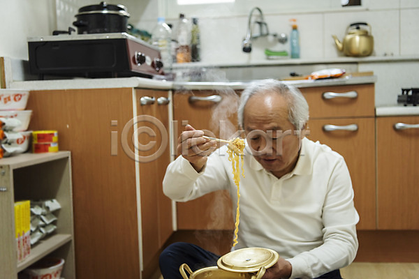 고독 70대 남자 노년 노인남자한명만 한국인 한명 JPG 앞모습 포토 독거노인 들기 라면 상반신 식사 식탁 실내 실버라이프 앉기 주방 할아버지