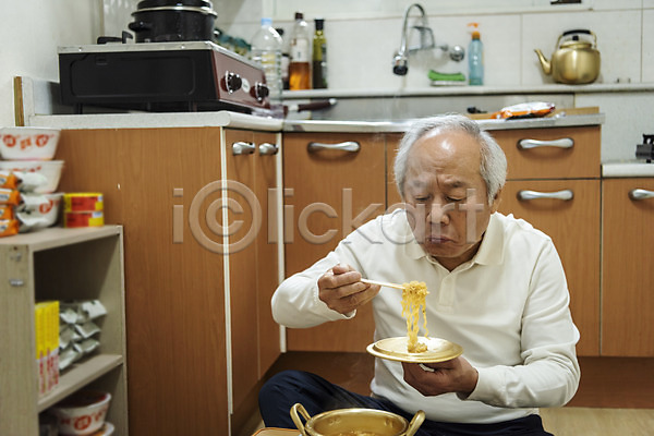 고독 70대 남자 노년 노인남자한명만 한국인 한명 JPG 앞모습 포토 독거노인 들기 뚜껑 라면 상반신 식사 식탁 실내 실버라이프 앉기 젓가락 주방 찡그림 할아버지