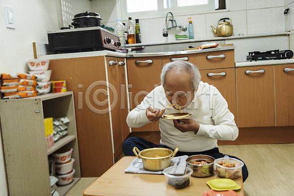고독 70대 남자 노년 노인남자한명만 한국인 한명 JPG 앞모습 포토 독거노인 들기 뚜껑 라면 먹기 상반신 식사 식탁 실내 실버라이프 앉기 젓가락 주방 할아버지