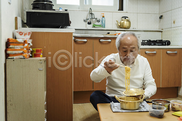 고독 70대 남자 노년 노인남자한명만 한국인 한명 JPG 앞모습 포토 독거노인 들기 뚜껑 라면 상반신 식사 식탁 실내 실버라이프 앉기 젓가락 주방 할아버지