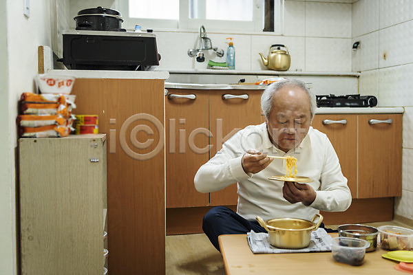 고독 70대 남자 노년 노인남자한명만 한국인 한명 JPG 앞모습 포토 독거노인 들기 뚜껑 라면 상반신 식사 식탁 실내 실버라이프 앉기 젓가락 주방 할아버지