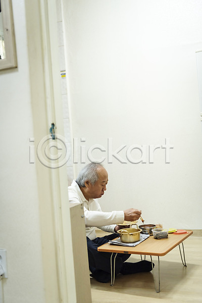 고독 70대 남자 노년 노인남자한명만 한국인 한명 JPG 옆모습 포토 독거노인 들기 뚜껑 라면 식사 식탁 실내 실버라이프 앉기 전신 젓가락 할아버지