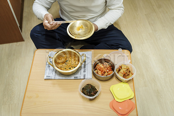 고독 70대 남자 노년 노인남자한명만 한국인 한명 JPG 앞모습 포토 독거노인 들기 뚜껑 라면 반찬 식사 식탁 실내 실버라이프 앉기 양은냄비 젓가락 플라스틱통 하반신 할아버지