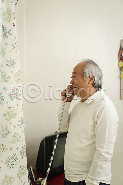기쁨 70대 남자 노년 노인남자한명만 한국인 한명 JPG 옆모습 포토 독거노인 들기 상반신 서기 수화기 실내 실버라이프 웃음 통화 할아버지