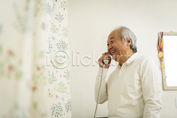 기쁨 70대 남자 노년 노인남자한명만 한국인 한명 JPG 소프트포커스 옆모습 포토 달력 독거노인 들기 상반신 서기 수화기 실내 실버라이프 웃음 통화 할아버지