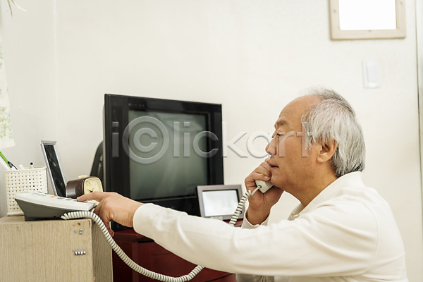 70대 남자 노년 노인남자한명만 한국인 한명 JPG 옆모습 포토 누름 독거노인 들기 상반신 수화기 실내 실버라이프 앉기 통화 할아버지
