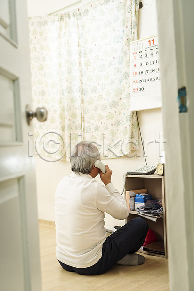 70대 남자 노년 노인남자한명만 한국인 한명 JPG 뒷모습 포토 기다림 독거노인 들기 수화기 실내 실버라이프 앉기 전신 통화 할아버지