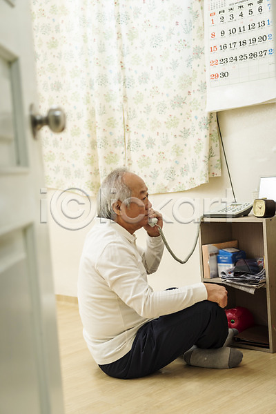 70대 남자 노년 노인남자한명만 한국인 한명 JPG 옆모습 포토 기다림 독거노인 들기 수화기 실내 실버라이프 앉기 전신 통화 할아버지