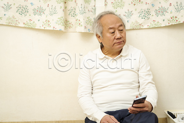 고독 70대 남자 노년 노인남자한명만 한국인 한명 JPG 앞모습 포토 기다림 독거노인 들기 상반신 스마트폰 실내 실버라이프 앉기 할아버지